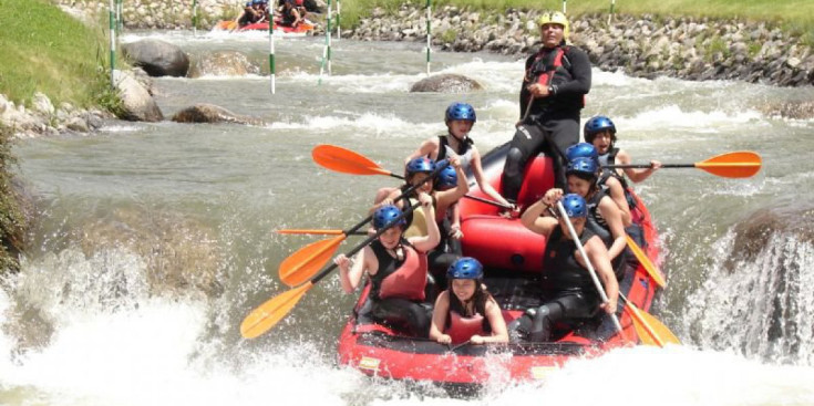 Un grup de persones fent ràfting pel canal olímpic del Parc del Segre a la Seu d’Urgell.