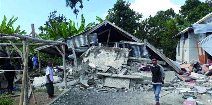 Cases destruïdes pel terratrèmol a l’est de Lombok.