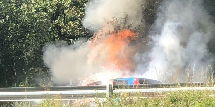 El vehicle afectat per les flames.