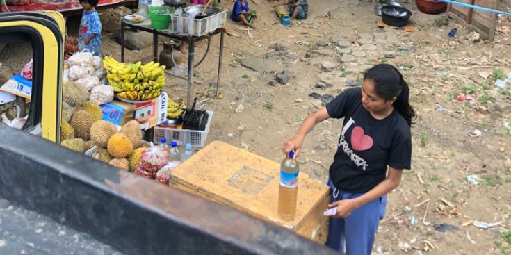 Una dona prepara l’aigua per als passatgers del camió on viatjava Sánchez.