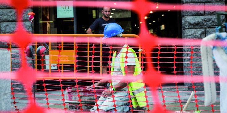 Un operari treballa en la remodelació de l'avinguda Meritxell.