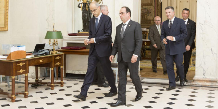 El cap de Govern, François Hollande i Vicenç Mateu, ahir, a l’Elisi.