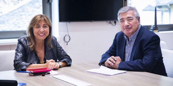 La cònsol major de la capital, Conxita Marsol, amb el president de la Cooperativa Interurbana, Gabriel Dallerès, ahir.