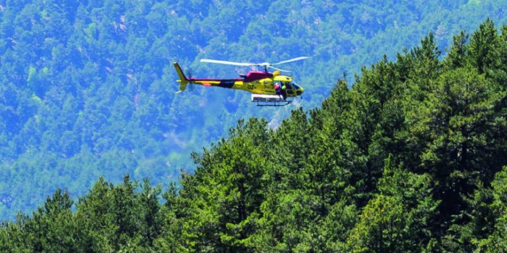 L’helicòpter intervé en un rescat de muntanya.