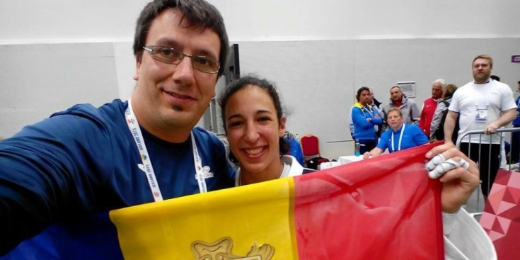 El seleccionador, Toni Besolí, i Laura Sallés celebren l’or aconseguit en la categoria femenina de -63 exhibint la bandera tricolor, ahir.