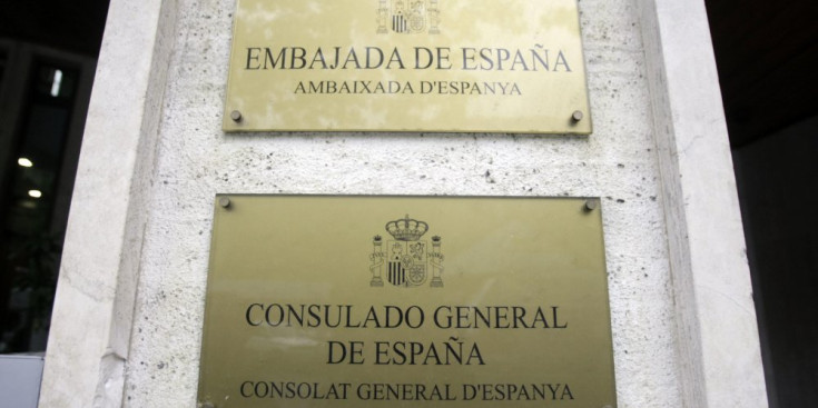 Façana de l’edifici del carrer Prat de la Creu de la capital que acull l’Ambaixada i el Consolat espanyols