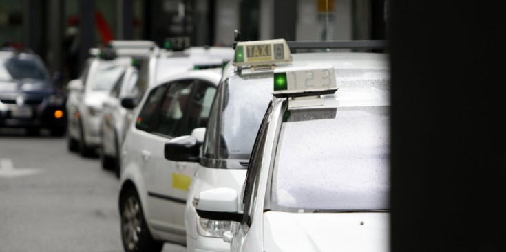 Una fila de taxis fan cua al carrer.