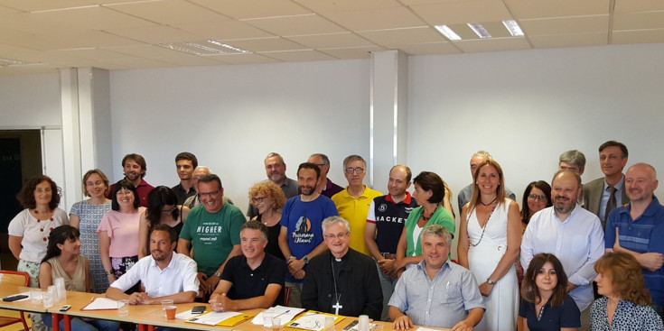 Participants en la Universitat Catalana d’Estiu envolten al copríncep Joan Enric Vives, dissabte.