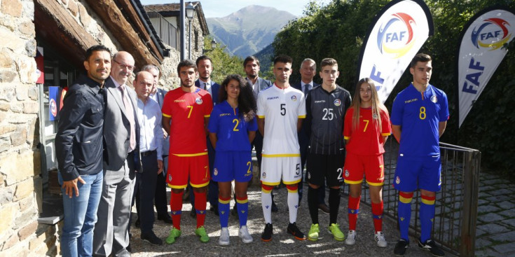 Foto de família amb les noves equipacions de la selecció nacional a Sispony, ahir.