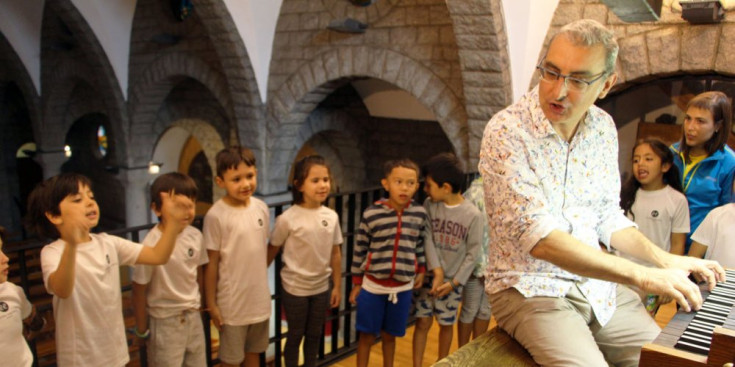 Ignacio Ribas explica als nens els secrets de l’orgue.