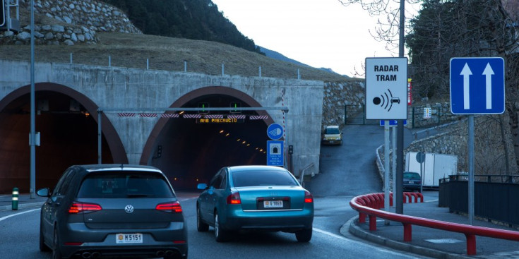 Un parell de cotxes circulen per la CG2, a la zona de la Bartra.