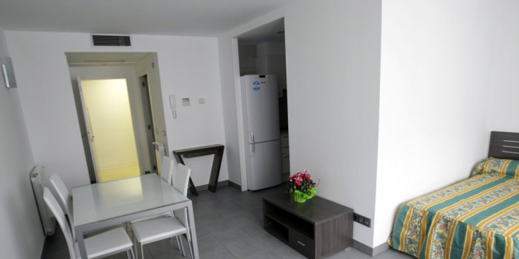 L’interior d’un dels pisos tutelats que hi ha a la Residència Clara Rabassa.
