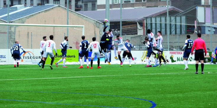 L’FC Lusitans i el Vallbanc FC Santa Coloma disputen un partit de lliga la temporada passada a la Borda Mateu.