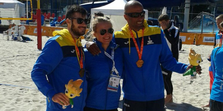 Xavi Folguera i Geni da Silva amb la medalla d’or penjada al coll, dissabte després del partit contra Liechtenstein.