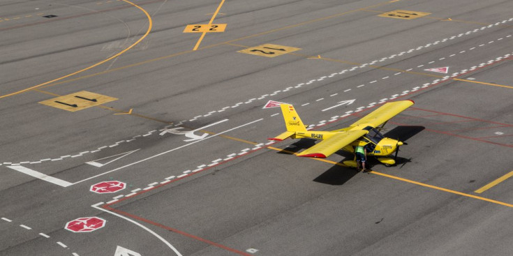 Un avió estacionat a la pista de l’aeroport d’Andorra-La Seu.