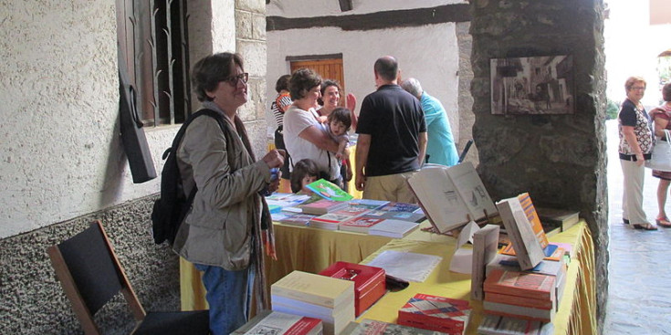 Una parada d'una edició anterior de la Fira del Llibre del Pirineu.