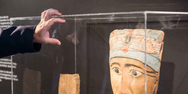Un guia mostra una de les peces d’una exposició sobre Egipte.