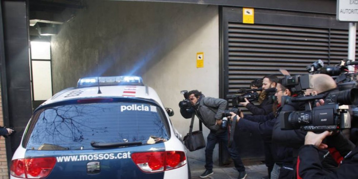 Fernando Blanco entra en un cotxe dels Mossos als jutjats de la Seu.