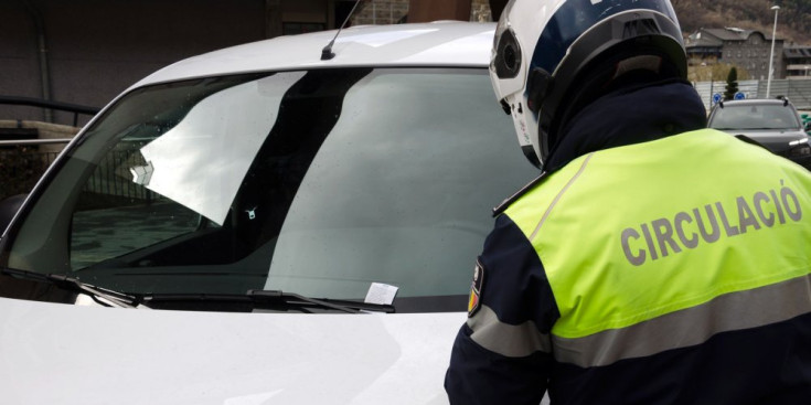 Un agent de circulació d'Escaldes posa una multa a un vehicle