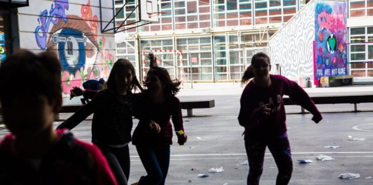 Un grup d’alumnes es diverteixen durant la seva estona d’esbarjo a l’escola andorrana de Santa Coloma.
