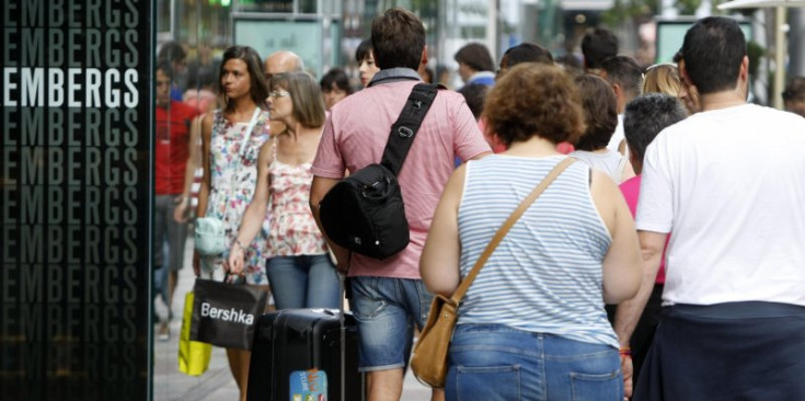 Un grup de turistes i visitants.