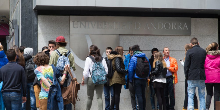 Un grup d’estudiants enraonen a l’entrada de la Universitat d’Andorra.