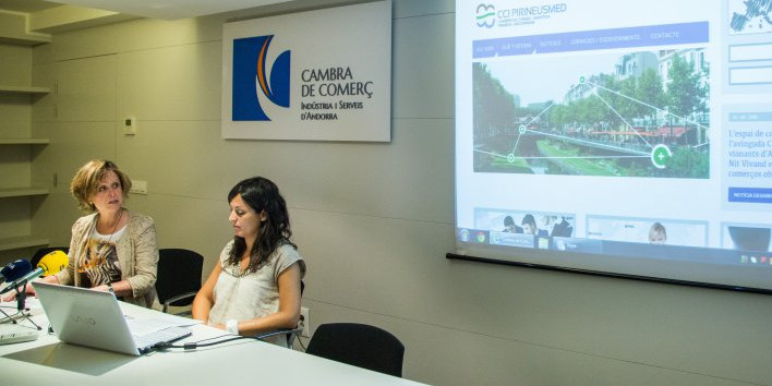 La directora de la Cambra de Comerç, Pilar Escalé, presentava ahir la nova pàgina web del projecte CCIPirineusMed.