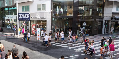 Turistes passegen pels carrers més cèntrics d'Escaldes.