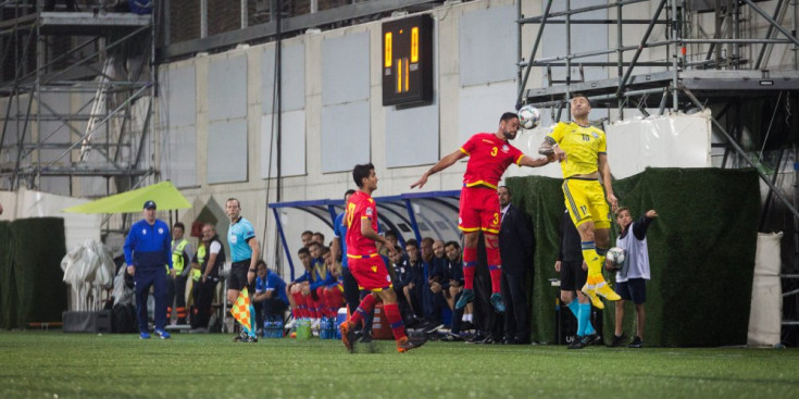 Vales i Schetkin lluiten per la pilota durant el segon partit de la Lliga de les Nacions a l’Estadi Nacional, ahir.