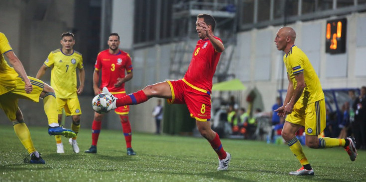 Marcio Vieira bloqueja un xut contra el partit contra Kazakhstan a l’Estadi Nacional, dilluns.