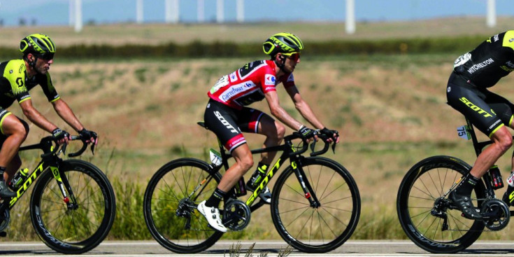 El líder de la classificació general, Simon Yates, durant l’etapa d'avui de la Vuelta entre Ejea de los Caballeros i Lleida.