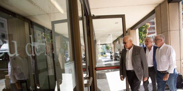 L’advocat Salvador Capdevila entra a la Seu de la Justícia amb dos dels processats, ahir.
