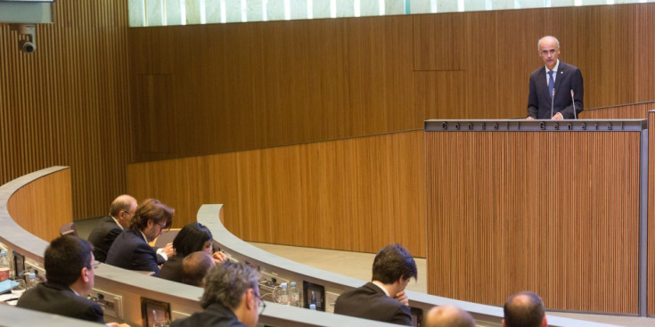 El cap de Govern, Toni Martí, s’adreça als consellers generals durant el Debat sobre l’Orientació Política Global del Govern.