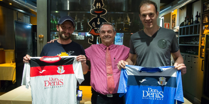 Imbernón, Denis i Ilde amb les samarretes del l'FC Don Denis Santa Coloma amb què el campió d'Andorra jugarà la Champions.
