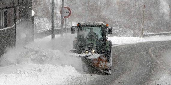 Una llevaneu retira la neu acumulada i llança sal a la carretera d’Ordino.