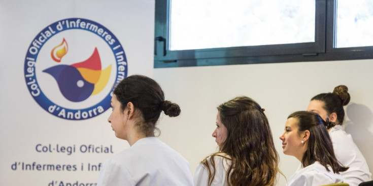Un grup d’estudiants d’Infermeria atén les explicacions d’un conferenciant a la Universitat d’Andorra.