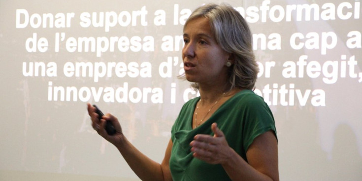 La directora d'Actua Empresa, Judit Hidalgo, durant la presentació de les subvencions.