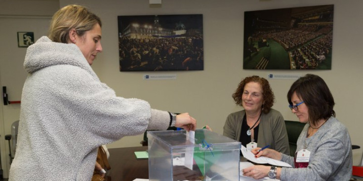 Una dona vota a l’ambaixada espanyola a Andorra.