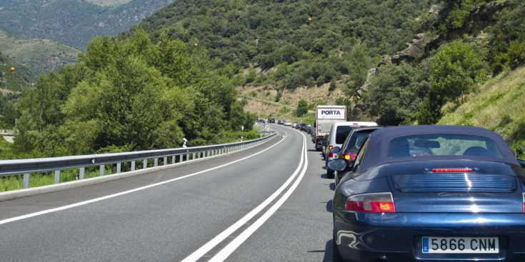 Els vehicles fan cua a la N-145, l’única via d’accés al Principat que existeix pel cantó d’Espanya ara per ara.