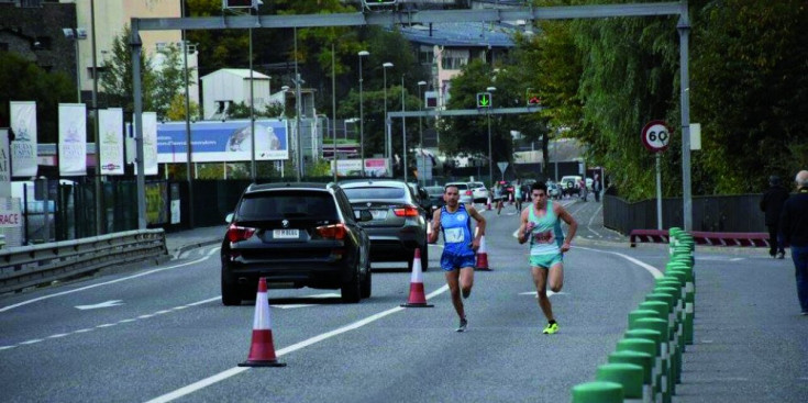 Els atletes corren per l’Avinguda de Salou en direcció a l’Estadi Comunal en la passada edició del 10K Valls d’Andorra.