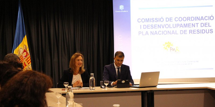 La ministra de Medi Ambient, Sílvia Calvó, i el director general de Medi Ambient, Marc Rossell, durant la reunió.
