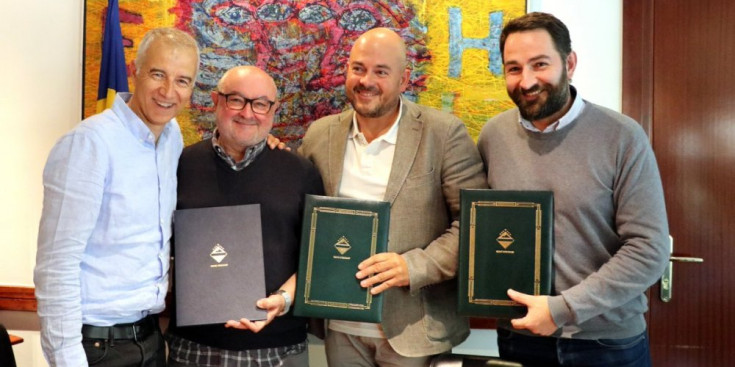 Joan Viladomat, Andreu Riba, Jordi Torres i Jordi Rogel, el dia de la firma de l’acord.