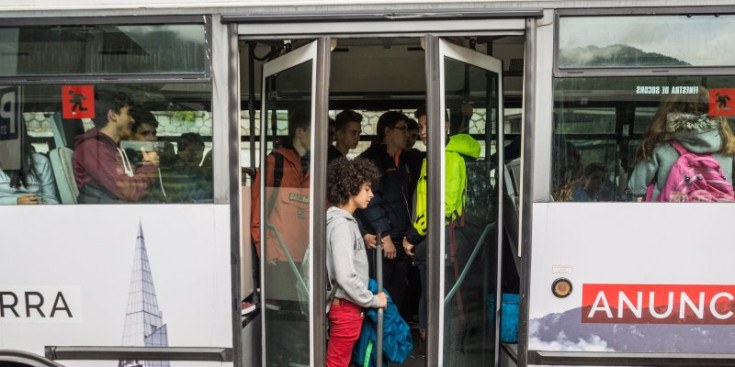 Un autobús ple d’alumnes de l’Instut Espanyol a la parada d’Stela, a Andorra la Vella.