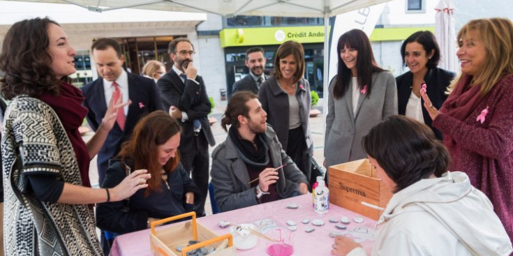 La plaça Rebés va acollir ahir diferents actes per commemorar el Dia Mundial contra el Càncer de mama.