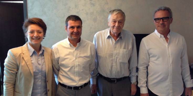 Coma (dreta), amb el president de la FIS, Kasper, Raméntol i la secretària general, Lewis, al congrès de Varna.