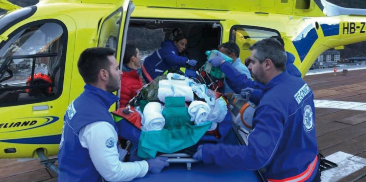 Evacuació d'un pacient en helicòpter.