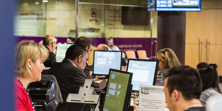 Treballadors de l’Administració atenen els ciutadans.