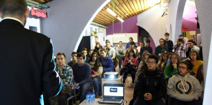 Els joves participants durant la xerrada.