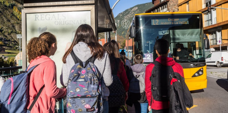 Alumnes esperen el bus.