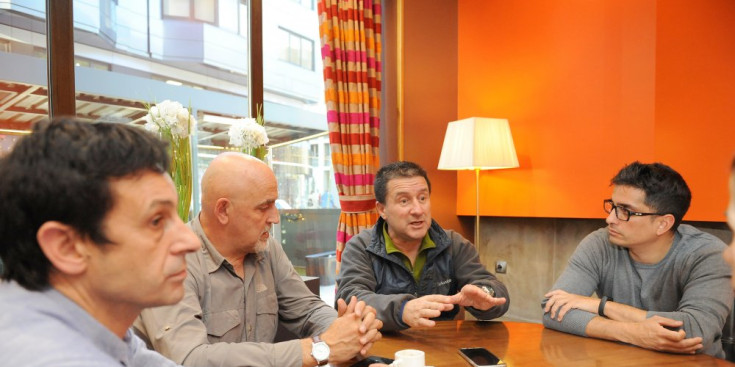 Representants de l’Aapeda i de l’Aadides, durant la conversa amb el PERiÒDIC.